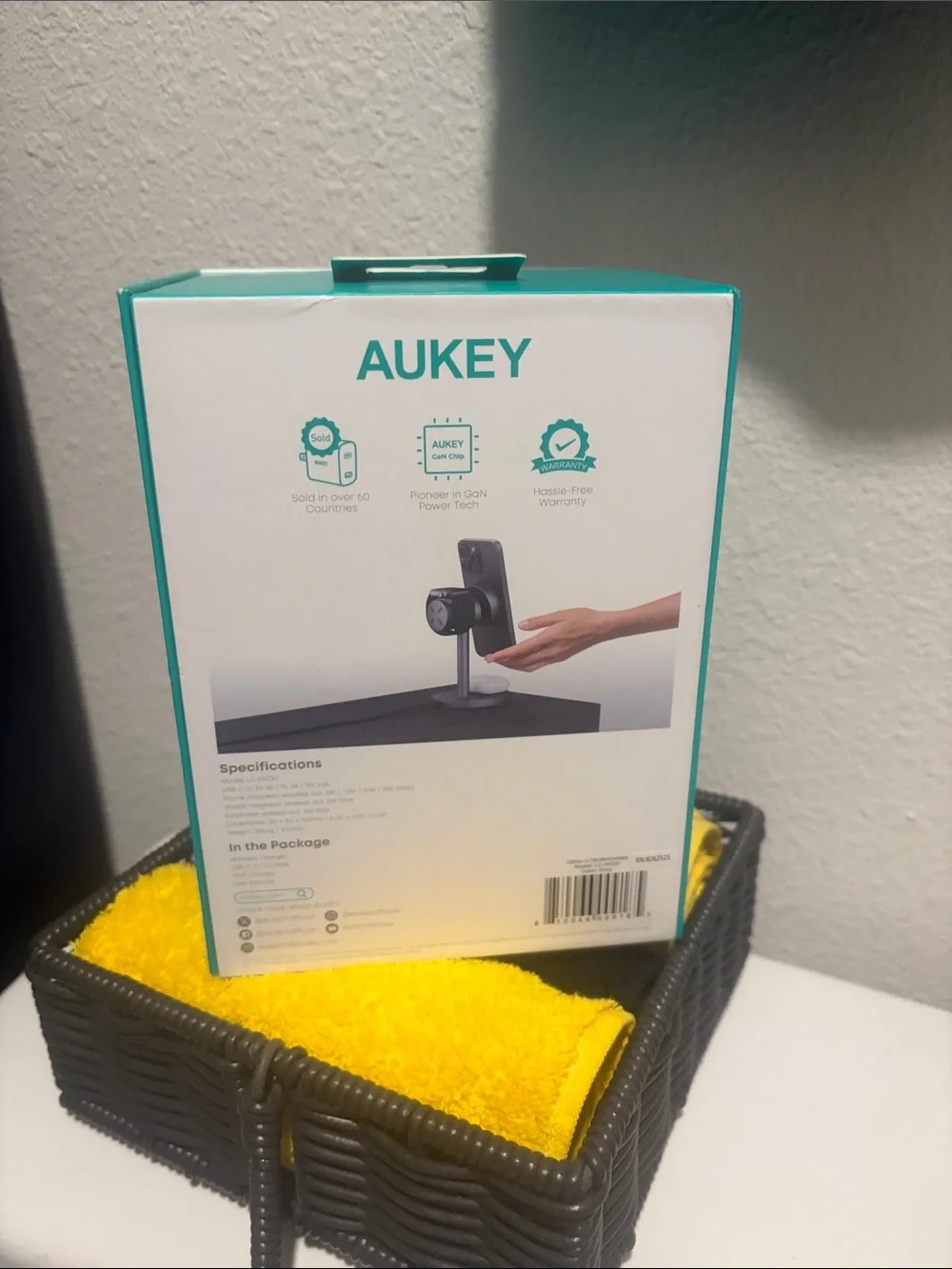 Qi AUKEY MagFusion 3-in-1 Wireless Charging Station - Black, Yellow